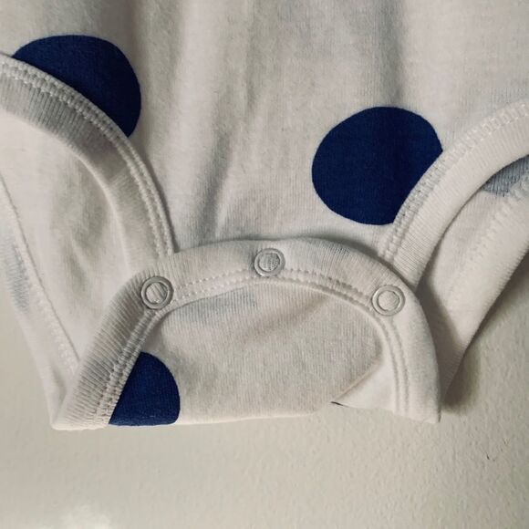 Carters white/blue circles onesie/blue shorts 2-piece set, size 12 mon - Picture 7 of 8
